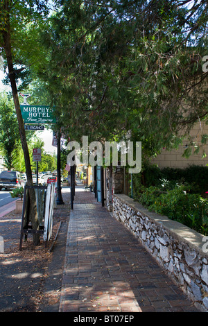 Una scena da Murphys California vecchio tempo downtown area dello shopping con ristoranti e degustazione di vino e alloggio disponibile Foto Stock