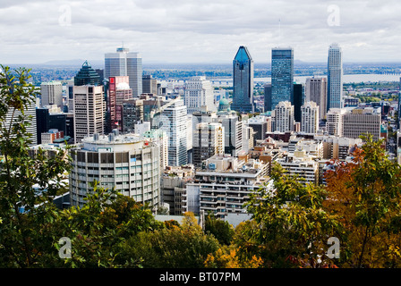 Il centro cittadino di Montreal come visto da Mount Royal Foto Stock