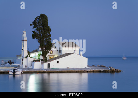 L'isola di Corfù, Grecia, l'Europa. Vlacherna Monastery, Pontikonissi isola, penisola di Kanoni, vicino la città di Corfù Foto Stock
