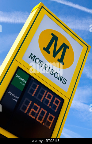 Morrisons di supermercati del Regno Unito stazione di benzina cartello indicante la benzina e il gasolio prezzi sul pannello del display elettronico Foto Stock