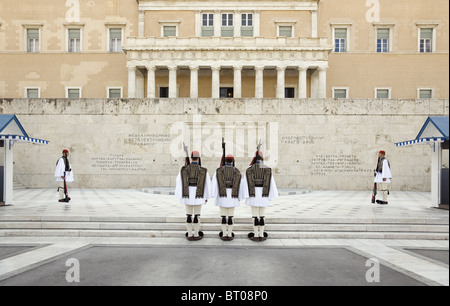 Atene, Grecia, per l'Europa. Cambio della guardia al di fuori del palazzo del Parlamento in Piazza Syntagma Foto Stock