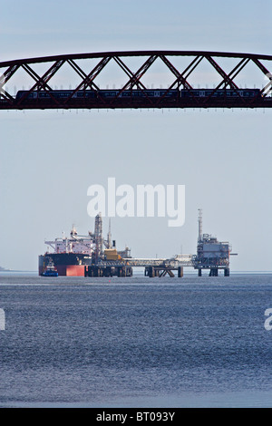 Il Segugio del punto terminale, di proprietà e gestito da BP vicino la riva sud del fiume Forth, Edimburgo Foto Stock