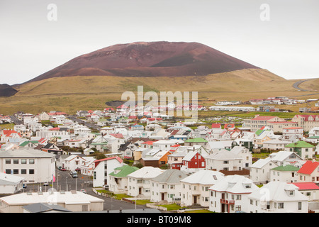 Città di Heimaey, Isole Westman, Islanda, con il vulcano che distrusse quasi la città Foto Stock