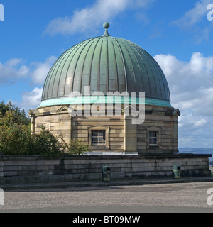 Città parte a cupola della città Osservatorio sulla Calton Hill, Edimburgo, Scozia Foto Stock
