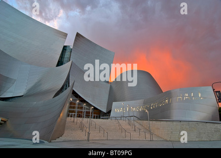 Tramonto al Walt Disney Concert Hall in Downtown Los Angeles. Foto Stock