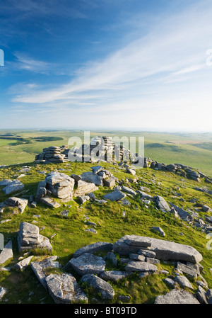 Il granito formazioni rocciose sul vertice di Rough Tor, Bodmin Moor. La Cornovaglia. In Inghilterra. Regno Unito. Foto Stock