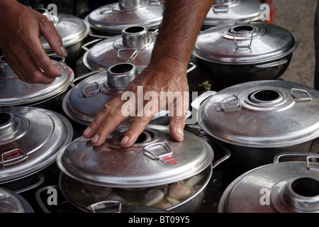 Khmer tradizionale pasti sono pronti per essere serviti per ospiti di nozze in una tenda in Kampong Cham, Cambogia. Foto Stock