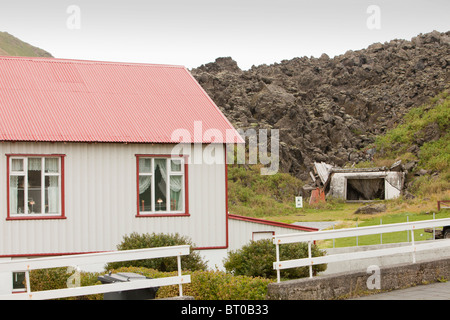 Una casa distrutta da un flusso di lava sul Heimaey, Isole Westman, Islanda. Foto Stock