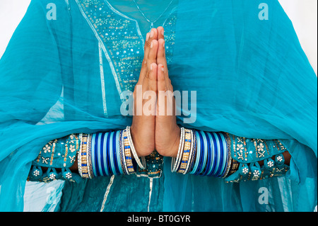 Ragazza indiana namaste preghiera le mani. India Foto Stock