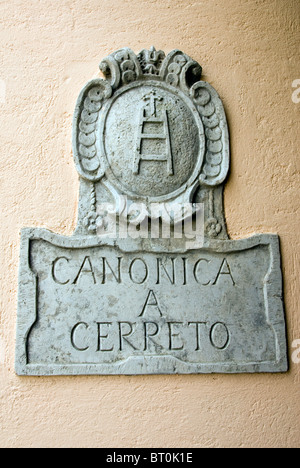 Pietra scolpita segno per la canonica a Cerreto, un convento di proprietà dell'Ospedale di Santa Maria della Scala nel periodo medievale. Foto Stock