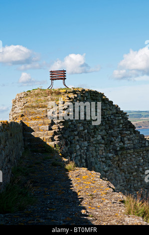 Un incendio faro sulla cima di una collinetta costruito nella parete esterna del Castello di Scarborough, East Yorkshire Foto Stock