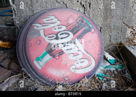 PALEOKASTRITSA, la Grecia, l'Europa. Metallo grande segno Coca-Cola abbandonata sul piano dell edificio abbandonato Foto Stock