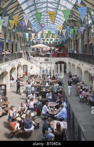 Il Covent Garden mercato coperto arcade, negozi, caffetterie, bar e ristoranti. Londra, Regno Unito Foto Stock