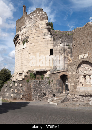 Roma, Italia, Via Appia, Castrum Caetani e Cecilia Metella Mausoleo Foto Stock