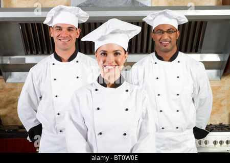 Un gruppo di giovani belle chef professionisti ritratto in cucina industriale Foto Stock