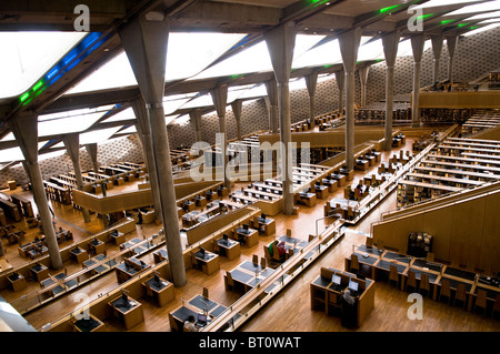 All'interno della bellissima Bibliotheca biblioteca di Alessandria, Egitto. Foto Stock