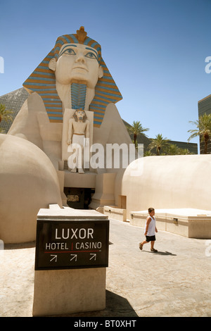 L'entrata dell'Hotel Luxor e Casino, la striscia di Las Vegas, STATI UNITI D'AMERICA Foto Stock