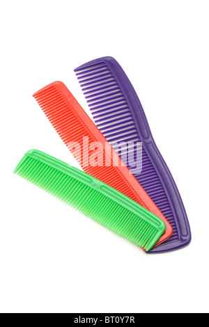 Tre colorate pettini in plastica su sfondo bianco Foto Stock