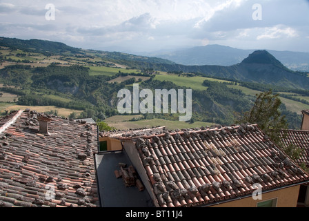 Panorama attraverso i tetti delle case di città fortezza di San Leo, il appennini delle Marche. Foto Stock