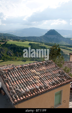 Panorama attraverso i tetti delle case di città fortezza di San Leo, il appennini delle Marche. Foto Stock