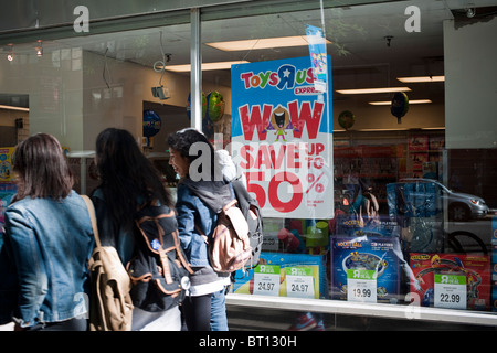 Un Toys R Us Express store in New York Foto Stock