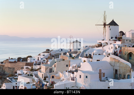 Di Oia (Ia) villaggio al tramonto, isola di Santorini, Grecia, Europa Foto Stock