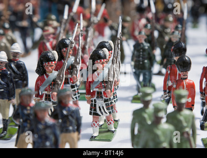 Londra, Regno Unito. Stagno soldati dell'Impero britannico per la vendita presso il Mercato di Portobello. Altezza effettiva circa 3 pollici Foto Stock