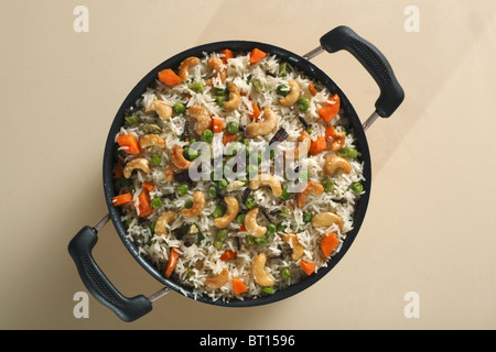 Pulao vegetale è un popolare indiano vegetariano piatto fatto con verdure e riso Basmati Foto Stock