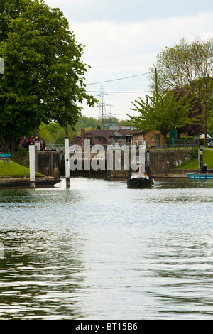 Weybridge Lock sul Fiume Tamigi nel Surrey, Regno Unito Foto Stock