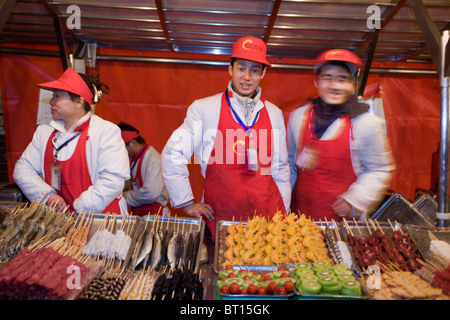 I fornitori di prodotti alimentari a Donghuamen Night Market Pechino CINA Foto Stock