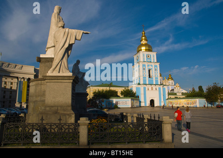 Statua di fronte a San Michele a cupola dorata monastero Central Kiev Ucraina Europa Foto Stock