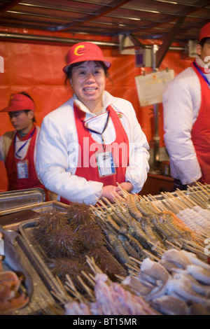 Fornitore di alimentare la Donghuamen Night Market Pechino CINA Foto Stock