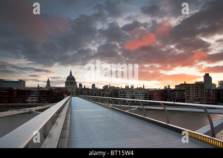 Millennium Bridge sul fiume Tamigi guardando verso San Paolo con la cattedrale, London, Regno Unito Foto Stock