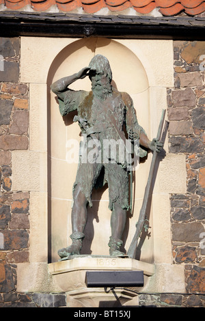 Statua al di fuori della casa Alexander Selkirk è nato. Foto Stock