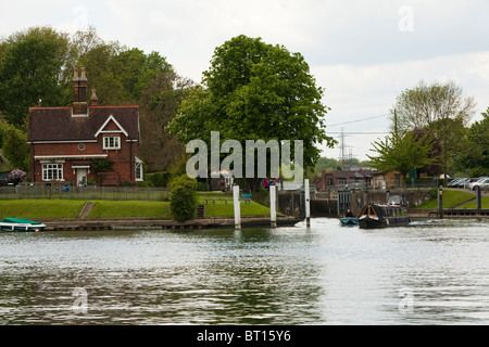 Weybridge Lock sul Fiume Tamigi nel Surrey, Regno Unito Foto Stock