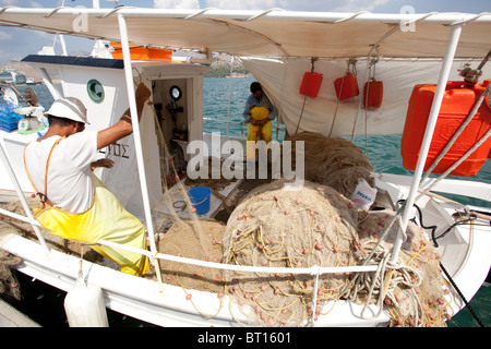 I pescatori riassettavano le reti a Cefalonia Isole greche Foto Stock