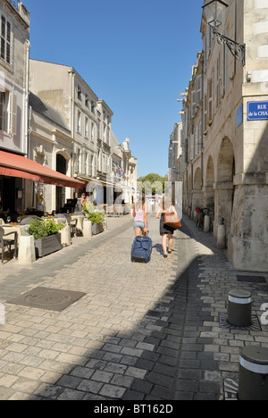 Le donne a piedi giù per una strada di ciottoli nel centro storico di La Rochelle Charente Maritime Francia Foto Stock