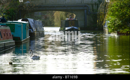 Un Narrowboat naviga il Grand Union Canal in Milton Keynes, Buckinghamshire, UK Foto Stock