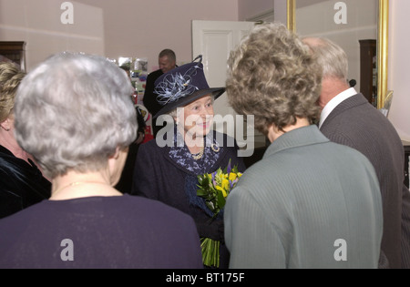 Sua Maestà la Regina Elisabetta II visita Moggerhanger House, Bedfordshire, Regno Unito Foto Stock