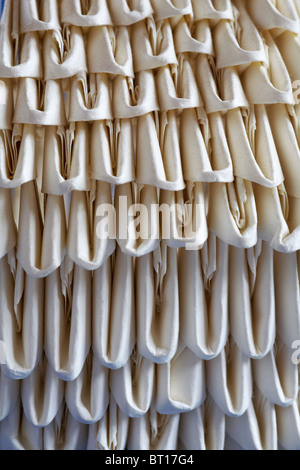 Close up dettaglio di carta piegato in origami swan Foto Stock