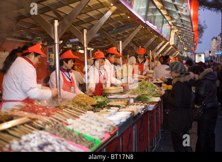 Bancarelle che vendono cibo di strada al mercato notturno di Donghuamen, Pechino, Cina Foto Stock