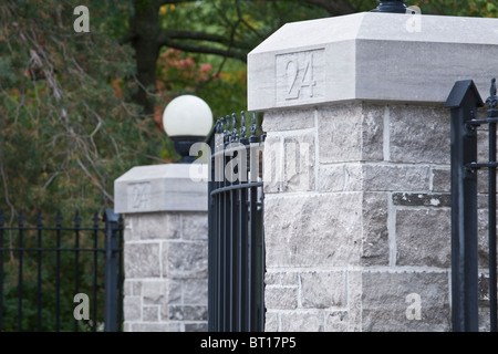 Cancello anteriore di 24 Sussex Drive è raffigurato in Ottawa, residenza ufficiale del Primo ministro del Canada Foto Stock