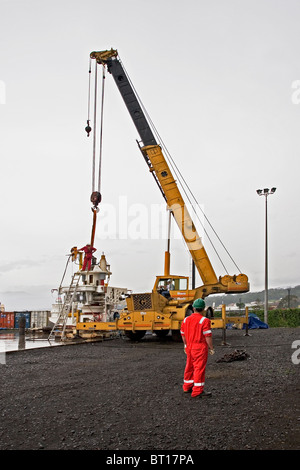 La supervisione tecnico di installazione albero di strumento di esecuzione, parte della piattaforma petrolifera testa pozzo, al moncone di prova prima di pre-test della distribuzione Foto Stock