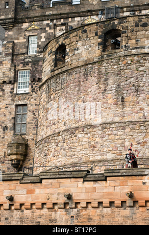 Bagpiper al castello di Edimburgo, Scozia Foto Stock