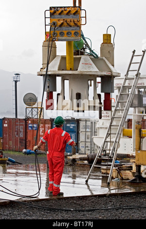 La supervisione tecnico di installazione albero di strumento di esecuzione, parte della piattaforma petrolifera testa pozzo, al moncone di prova prima di pre-test della distribuzione Foto Stock