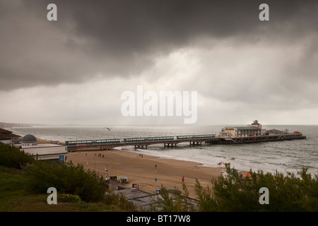 Bournemouth Pier sul giorno tempestoso, Bournemouth Dorset, Inghilterra, Regno Unito, GB. Foto Stock