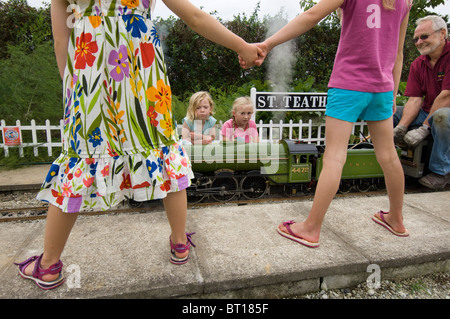 I bambini si tengono per mano. Foto Stock