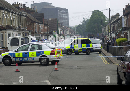 La polizia fissare una zona di Bedford dopo un attacco, Bedfordshire, Regno Unito Inghilterra Foto Stock
