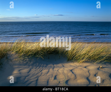 Sabbia ondulata e marram erba da spiaggia affacciata sul mare ad alta marea sulla serata tranquilla vicino a Holkham Bay Costa North Norfolk Foto Stock