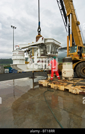 La supervisione tecnico di installazione albero di strumento di esecuzione, parte della piattaforma petrolifera testa pozzo, al moncone di prova prima di pre-test della distribuzione Foto Stock